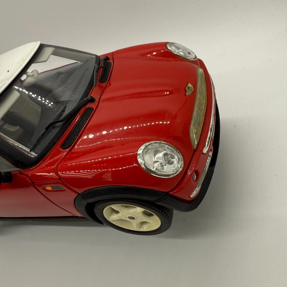 MINI COOPER BY BURAGO 2001 RED AND WHITE MADE IN ITALY 1/18 SCALE with Base - Image 3 of 4