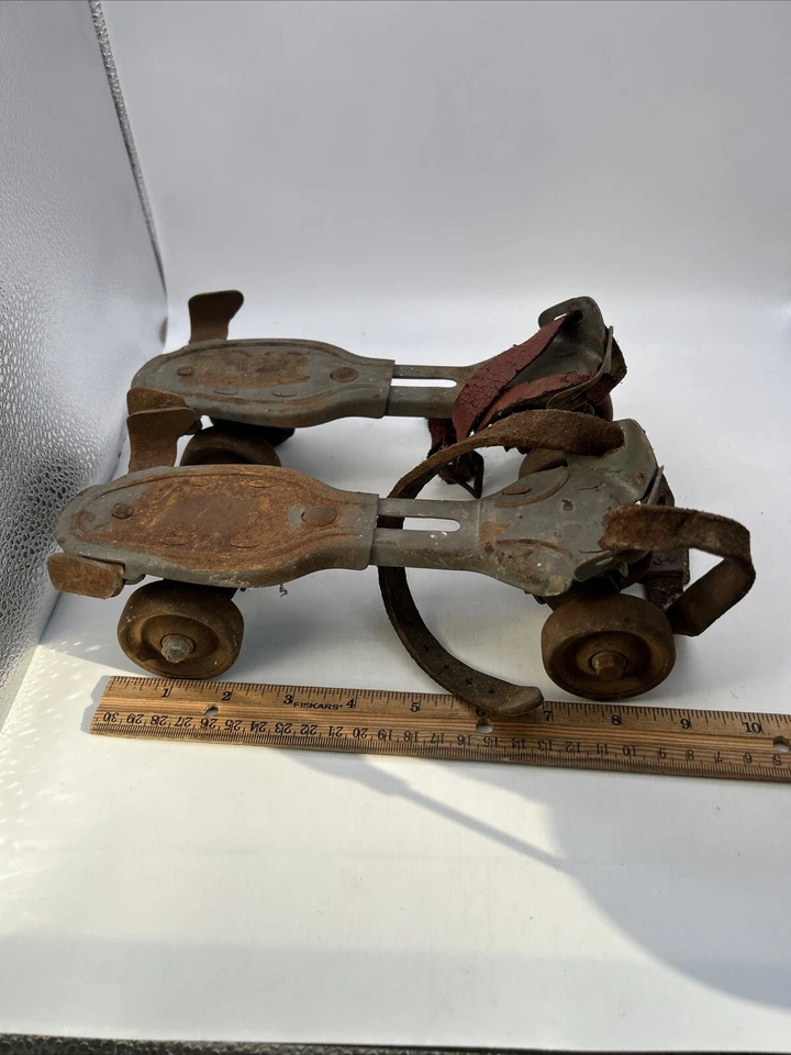 Patines ajustables de metal vintage sin marca correa de cuero uso o restauración Foto 3 de 4