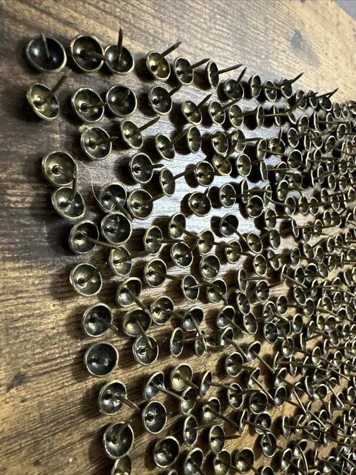 320+ Tachuelas de tapicería martilladas antiguas usadas color latón abovedadas vintage en lata vintage Foto 3 de 4