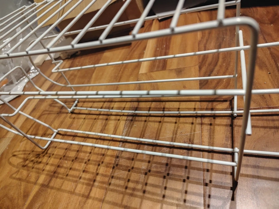 Dispensador de bebidas con estante para latas de refrescos - Tiene capacidad para 12 latas de refrescos de tamaño estándar de 12 oz (blanco) Foto 3 de 4