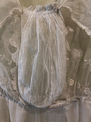 Reduced: Most Beautiful Antique Victorian Organza Tea Dress - 第 9/12 張圖片