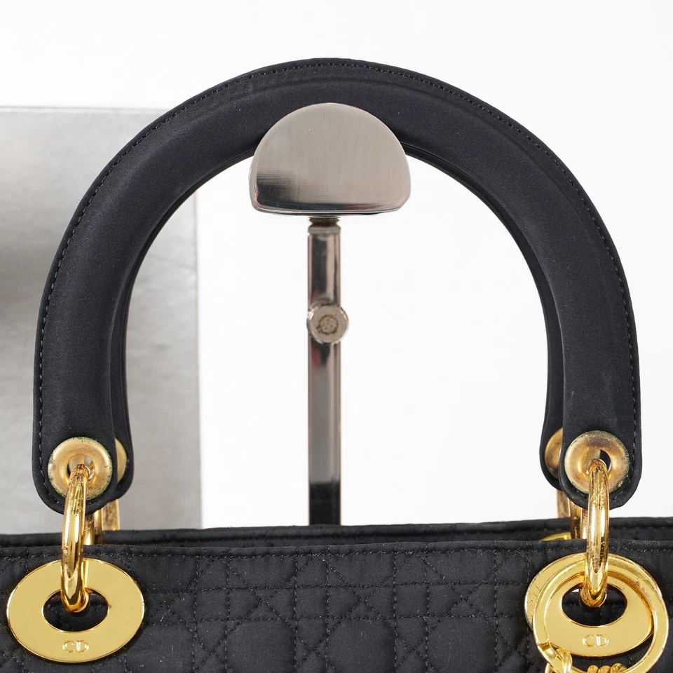 Bolso de mano Dior Lady Dior negro usado herrajes dorados encanto 11023960020 Foto 2 de 4
