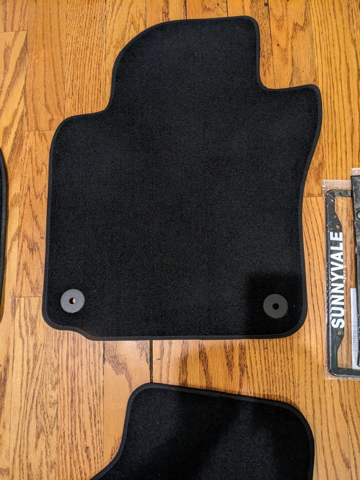 Tapetes nuevos OEM Volkswagen GTI 2006-2014 parte # 1K1-061-550-HA-041 Foto 4 de 4