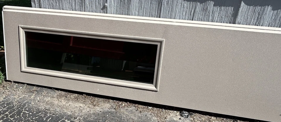 Panel empotrado 16x7 Amarr serie 3.000 mimbre bronceado con ventana de mosaico a la izquierda Foto 3 de 4