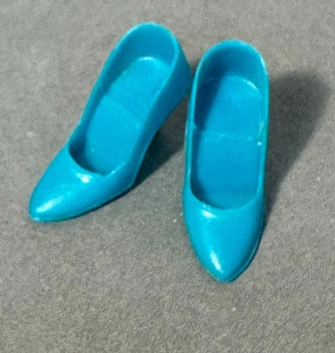 Turquoise Closed Toe Shoes Heels for  vintage Barbie Doll, Fashion Editor