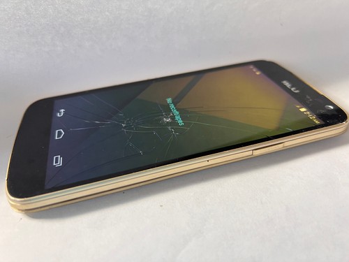 Unlocked BLU Studio X Plus D770U 8GB LTE Gold Smart Cell Phone *CRACKED* - Picture 4 of 5