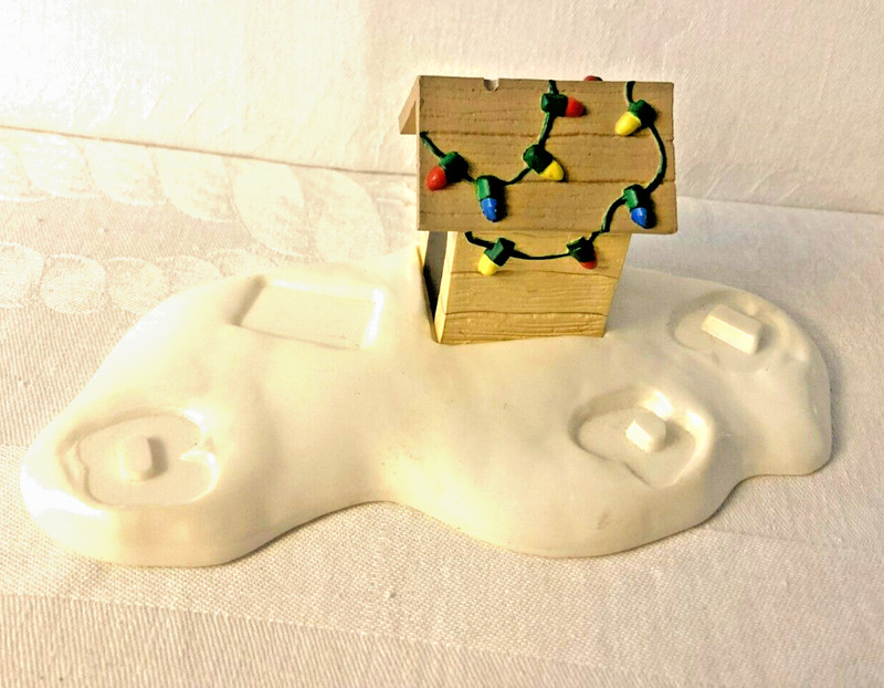Hallmark Keepsake Doghouse w/ Christmas lights Peanuts Display Piece  2000