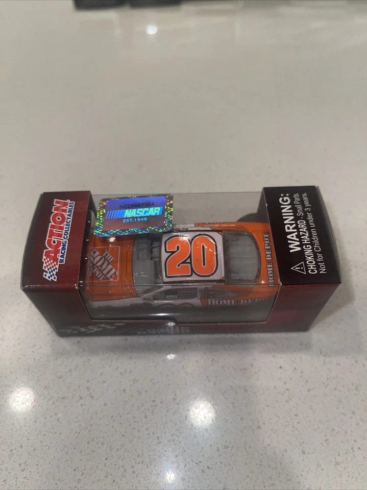 Joey Logano Home Depot NASCAR 2010 1:64 diecast Foto 2 de 3