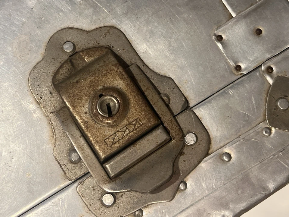 Baúl de aluminio vintage con interior satinado rosa - Estuche industrial - Mediados de siglo Foto 2 de 4