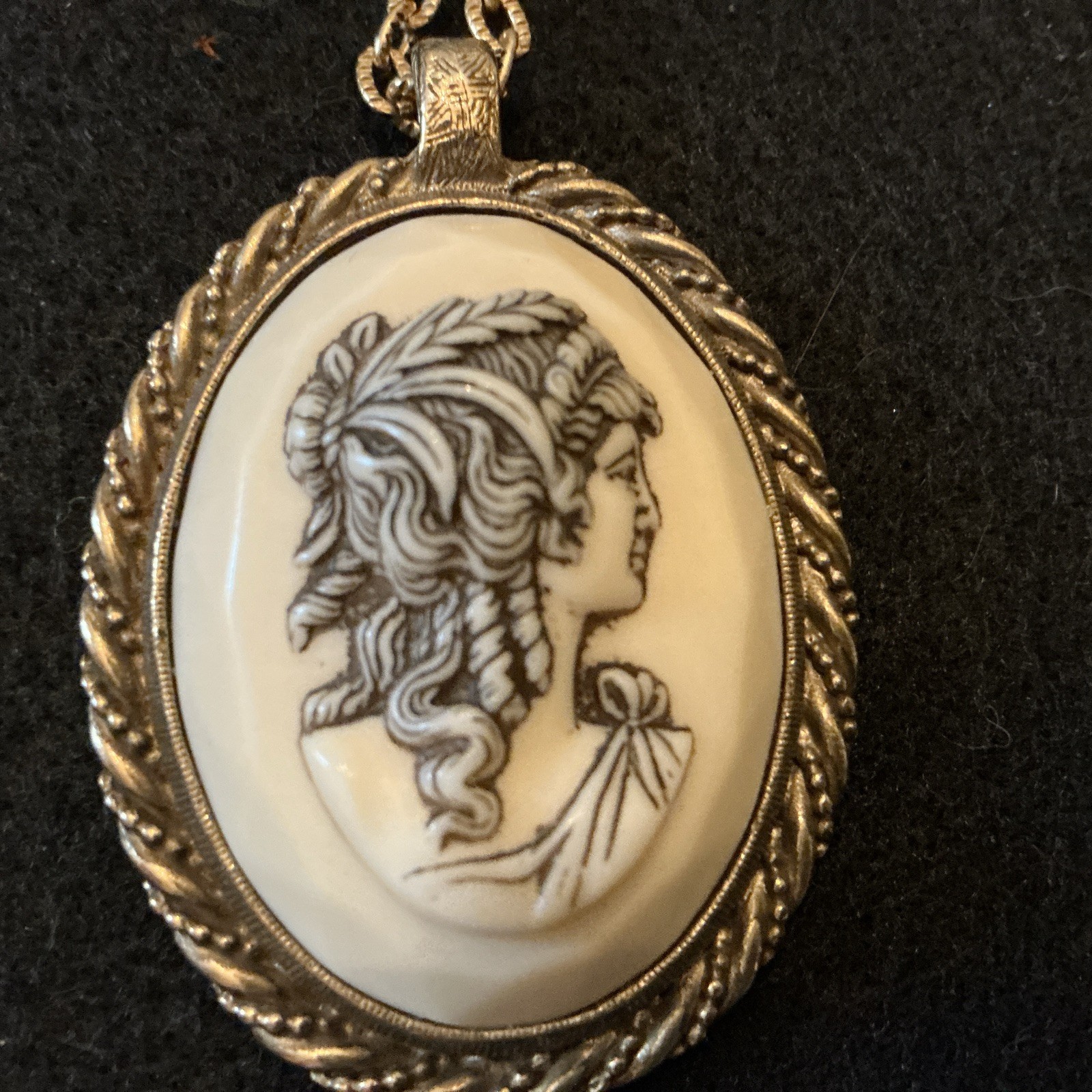 ...Vintage Sarah Coventry...Gold Tone, Lucite Cameo Pendant Necklace...
