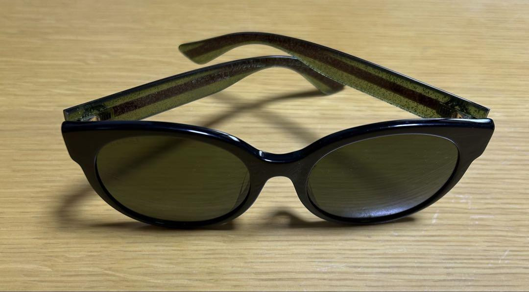 GUCCI black cat-eye sunglasses for a chic statement look-image