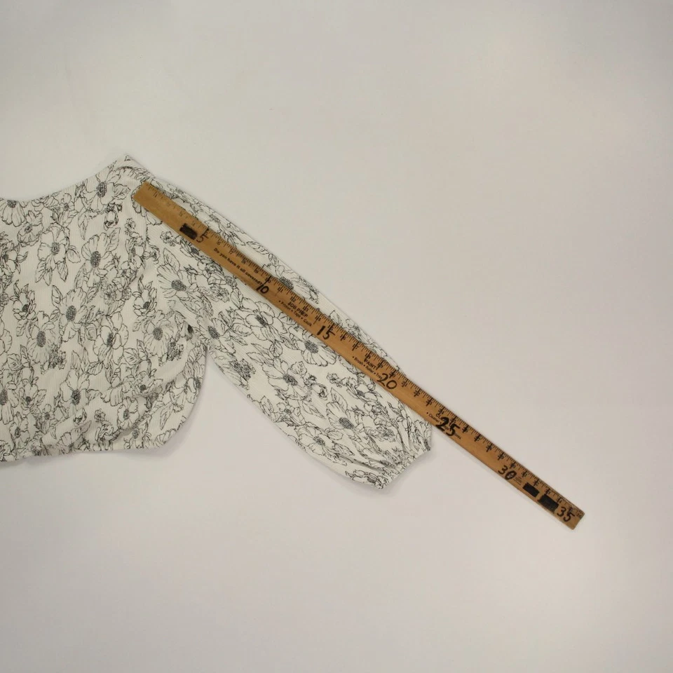 Blusa top plisada envolvente sintética ASTR The Label talla grande blanca negra manga larga Foto 4 de 4