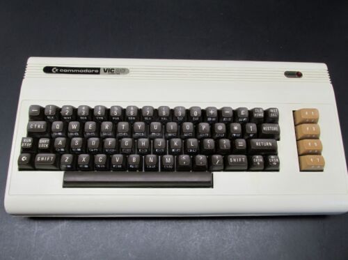 Commodore VIC 20 Computer mit Netzteil, schaltet ein / schaltet ein - Bild 2 von 14