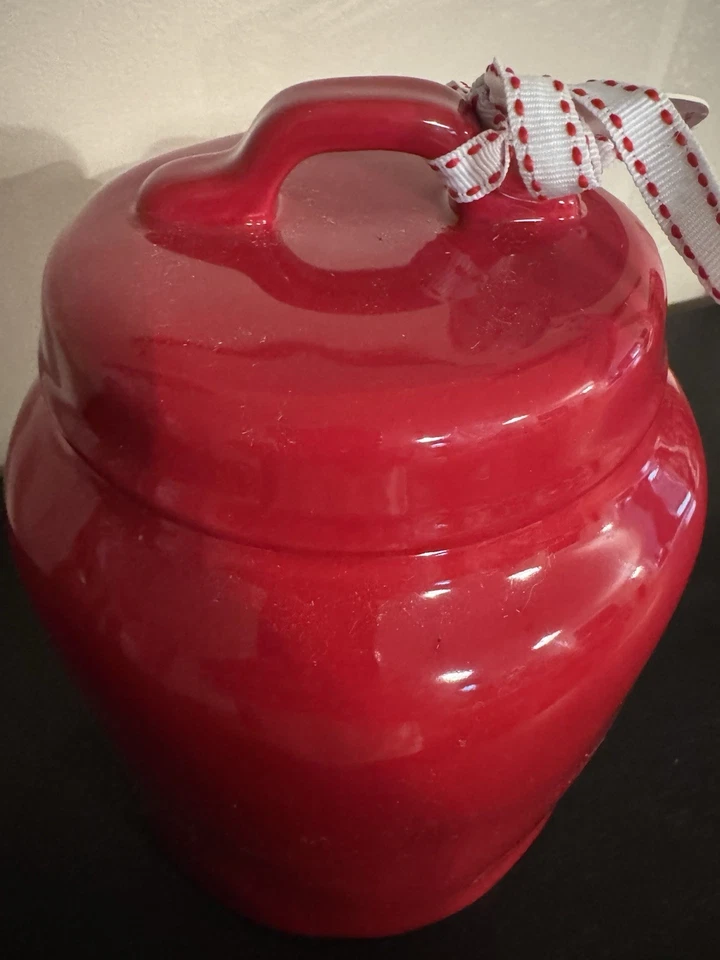 Bote de bebé Rae Dunn rojo Santa con tapa Foto 4 de 4