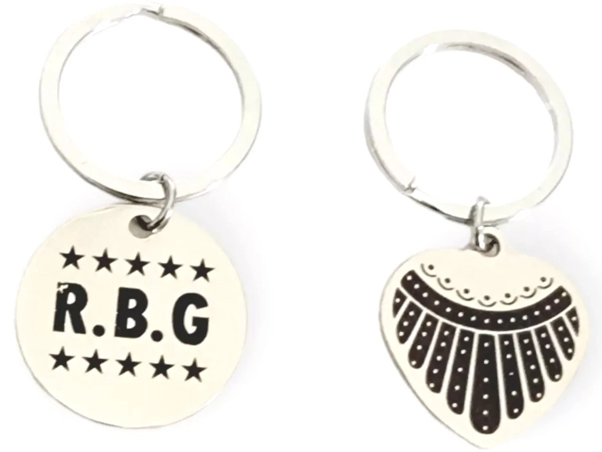 Ensemble porte clés collier de dissidence RBG Ruth Bader Ginsburg   2 juge de la Cour suprême neuf