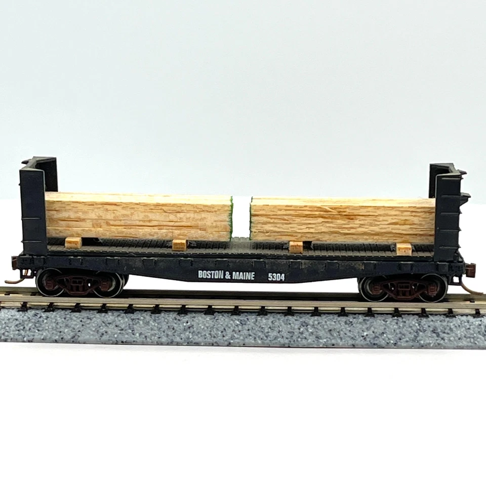 Atlas N Scale 3064 Boston Maine Bulkhead Flat Car with Lumber Load B&M 5304 - Image 3 of 4
