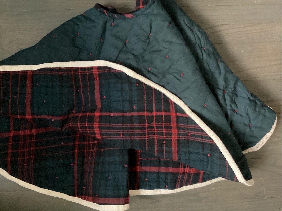 MAGNOLIA Hearth & Hand クリスマス　ツリースカート Amazon.com: Woven Jacquard Stripes Holiday Tree Skirt Red