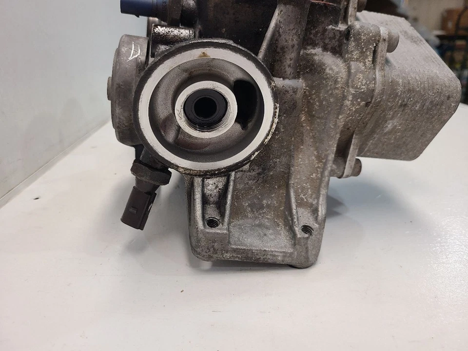 Audi Q5 2011 (2,0 L/AT) enfriador de aceite del motor con dirección asistida/soporte del alternador Foto 2 de 4