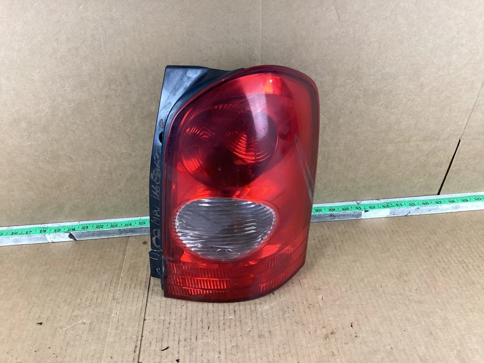 Conjunto de luz trasera exterior del lado derecho del pasajero Mazda MPV 2002-2003 Foto 4 de 4