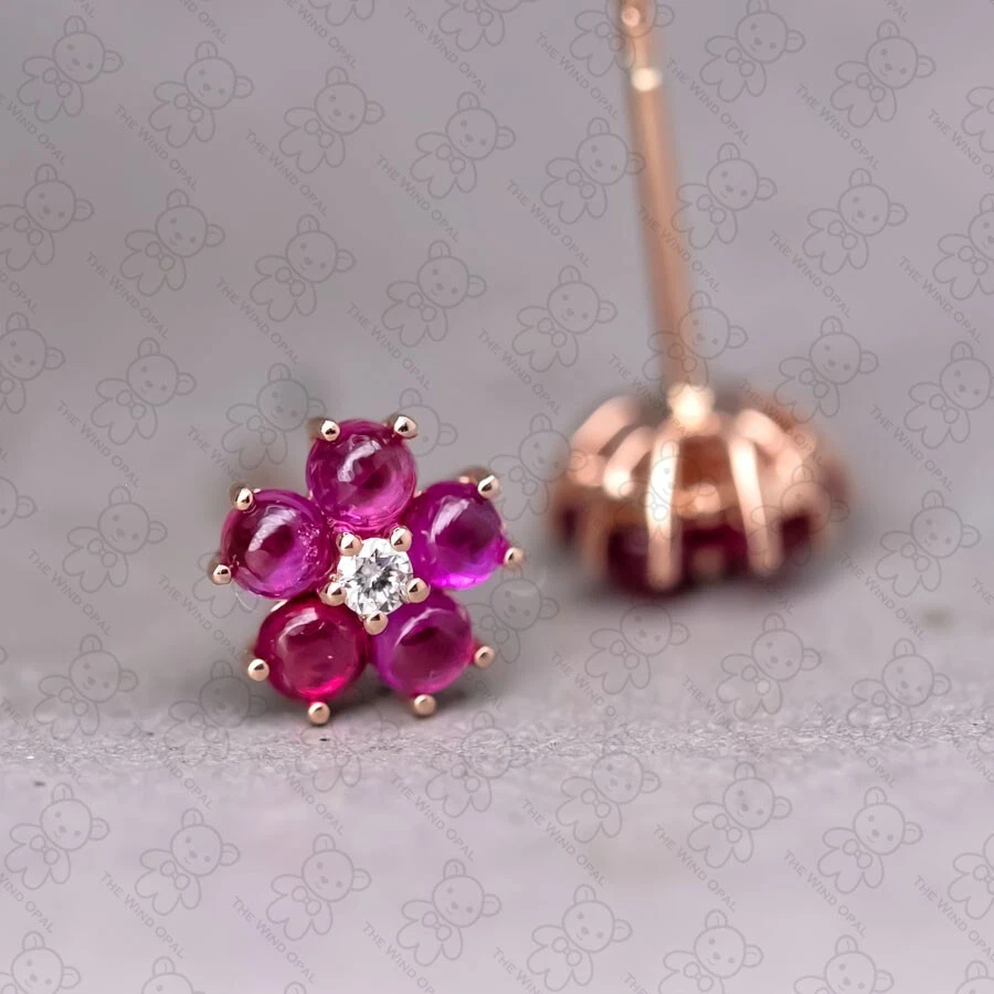 Aretes con flores de ciruela Sakura de diamantes rubí oro rosa de 18 k Foto 3 de 4