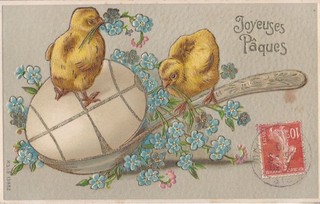 CPA FANTAISIE : GAUFREE JOYEUSES PAQUES POUSSINS CUILLERE OEUF ET MYOSOTIS