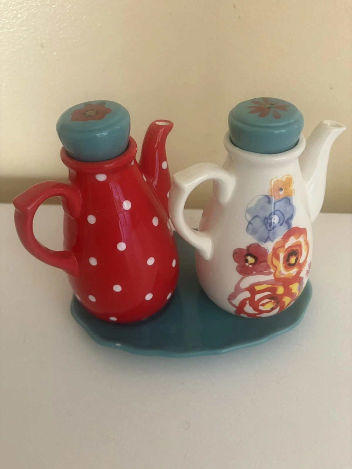 The Pioneer Woman Flea Market Vinegar & Oil Decanter Set.