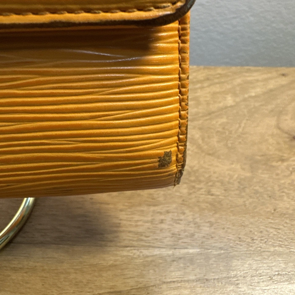 Auténtica Cartera LOUIS VUITTON Epi Porte Tresor Internacional Triple Mandarín Foto 3 de 4