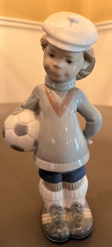Lladro Soccer Player Boy with Soccer Ball Retired # 4967 Spain Porcelain - Picture 9 of 10