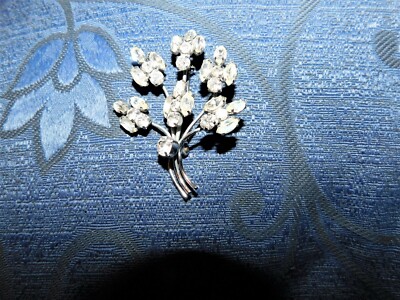 SUPER GLITZERNDE SILBERFARBENE BROSCHE BLUME SPRAY JEDE MENGE GLITZER DIAMANTEN