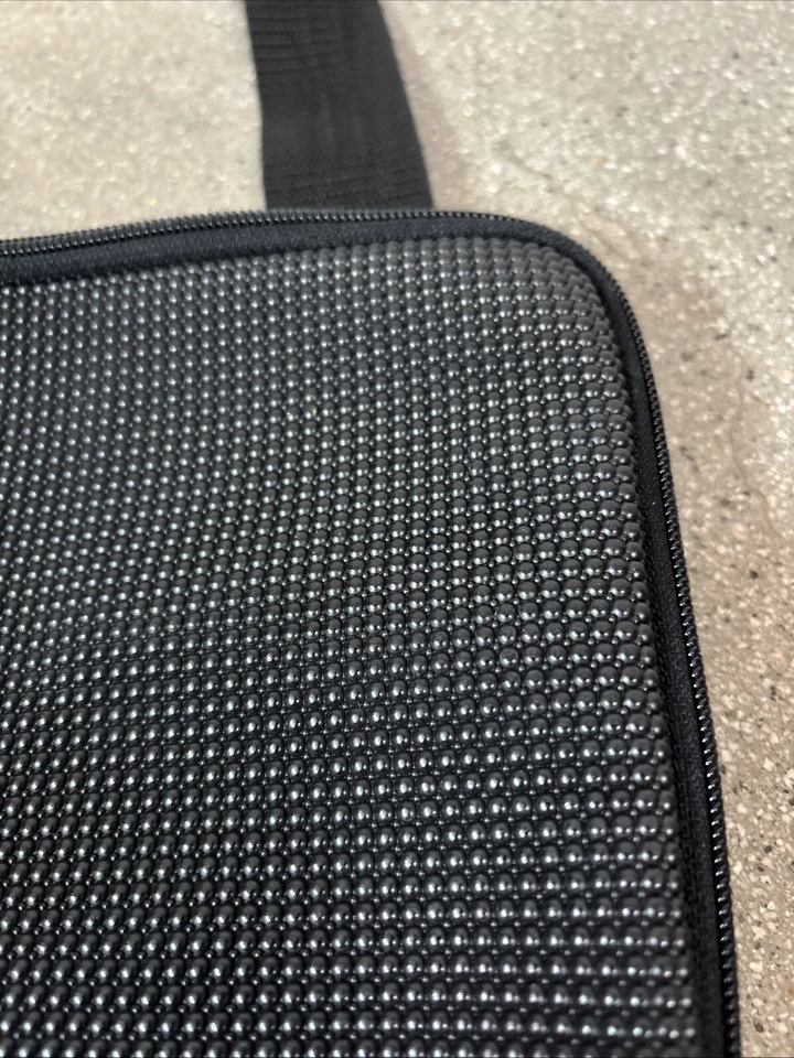 Urban Oxide 2 Black Rubber Pebbled Crossbody Bag, 11 X 12 Adjustable Strap Foto 4 de 4