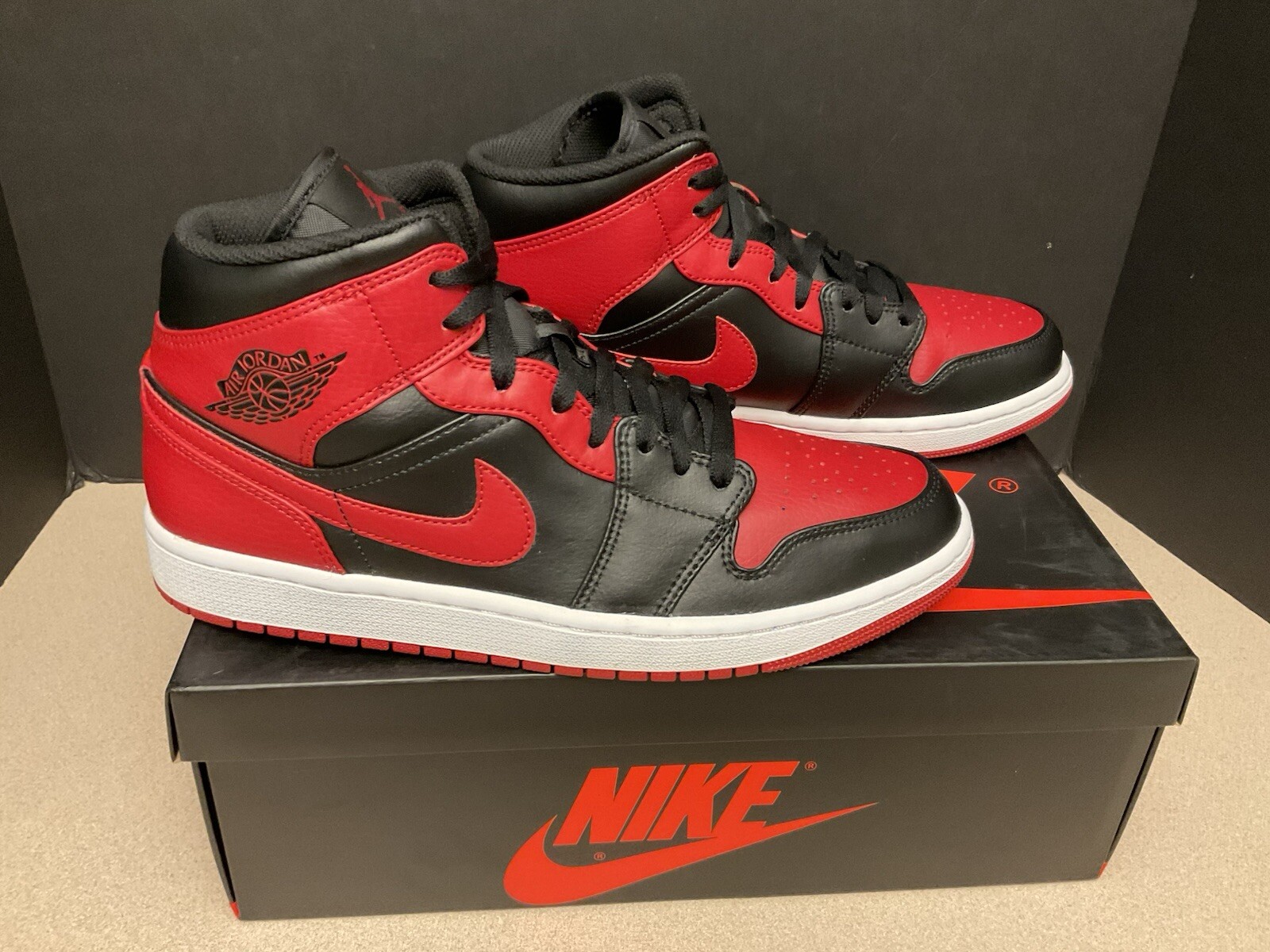 nike air jordan 1 retro mid gs banned