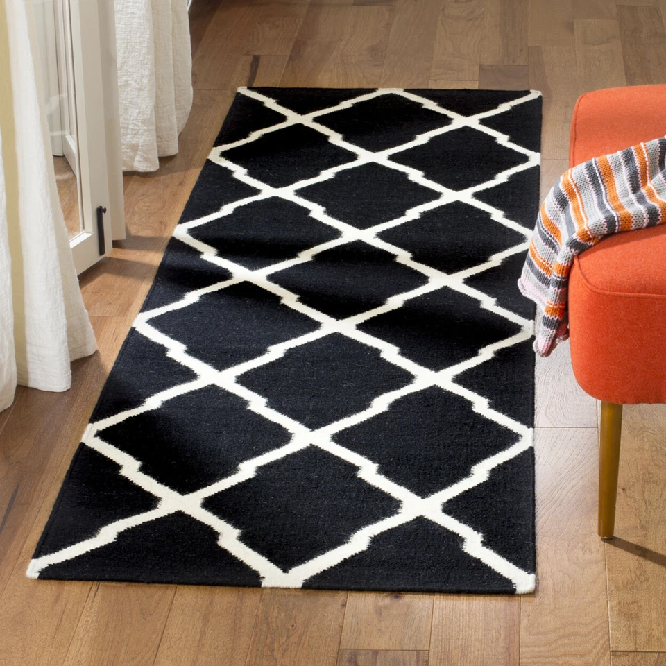 SAFAVIEH Dhurries DHU634A Handwoven Black / Ivory Rug - Image 3 of 4