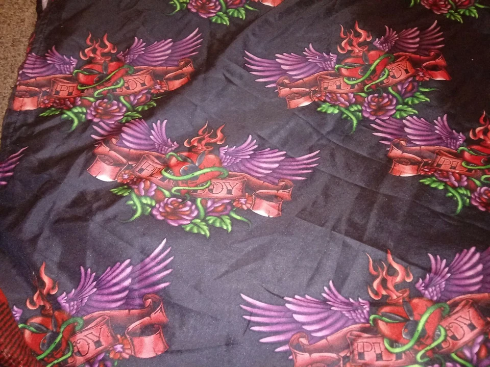 SÁBANA PLANA PLAYBOY VINTAGE RARA AÑOS 90 TAMAÑO COMPLETO NEGRA CON CORAZONES ALADOS LLAMAS Foto 3 de 4