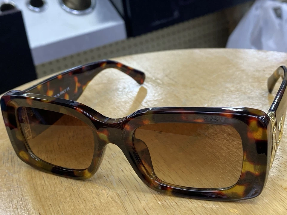 Gafas de sol Chanel para mujer con estuche y paño de limpieza Foto 2 de 4