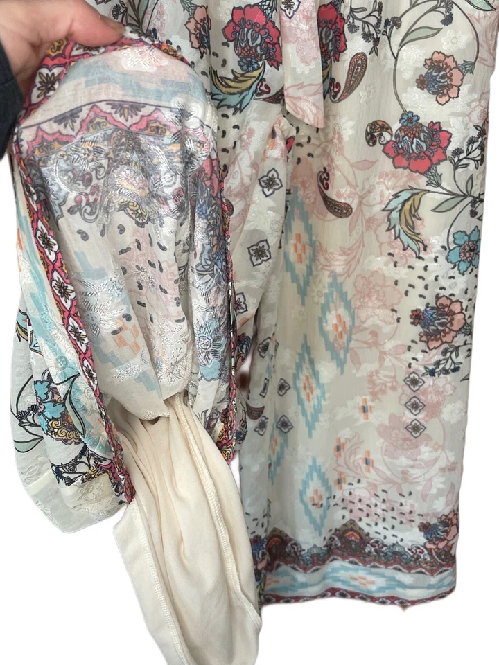 Pantalones Reba para mujer blancos con superposición floral talla mediana  Foto 4 de 4