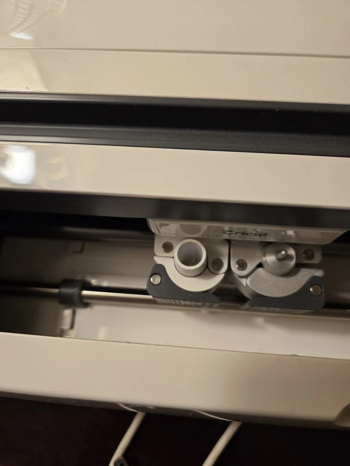 Máquina de corte inteligente Cricut Maker CXPL301 com vinil, ferramentas, tapetes, caixa original - Imagem 2 de 4