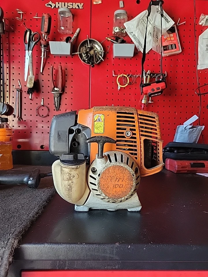 STIHL KM100R Recortadora de Cuerdas Motor Cabezal Eléctrico Acelerador Arranques Funciona Muy bien 100R Foto 3 de 4