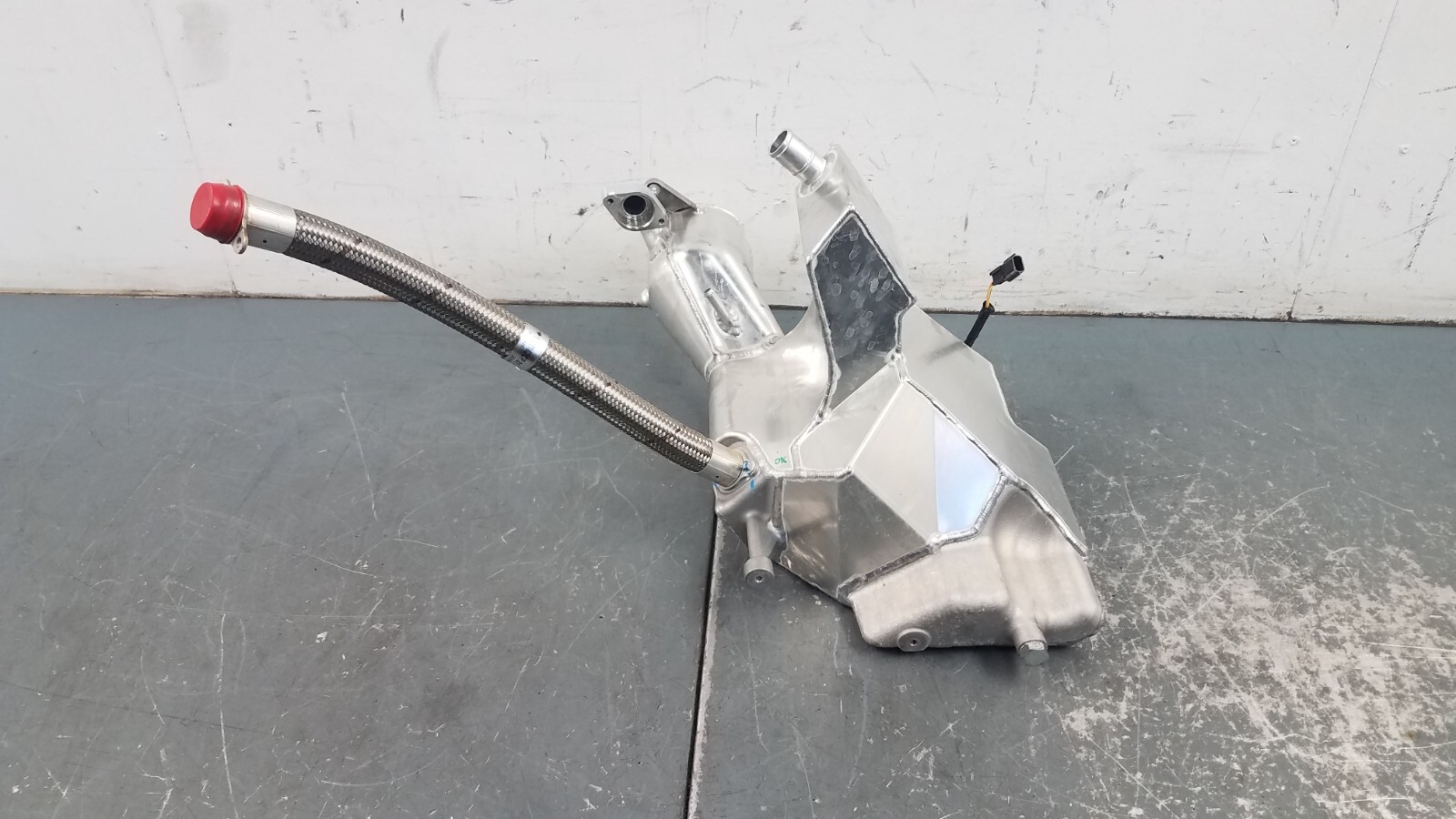 2016 McLaren 675LT Spider Engine Oil Tank Reservoir / Hose #5556 V5