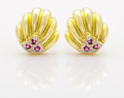 Zeitlos: OHRSTECKER mit RUBIN in Muschelform 14KT Gold, Ruby Shell Stud Earrings