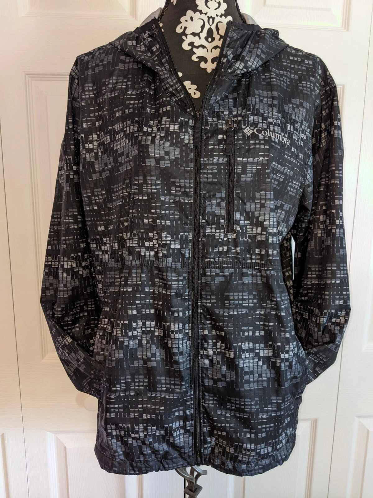Columbia Black and Grey digital print hooded windbreaker lightweight Sz M