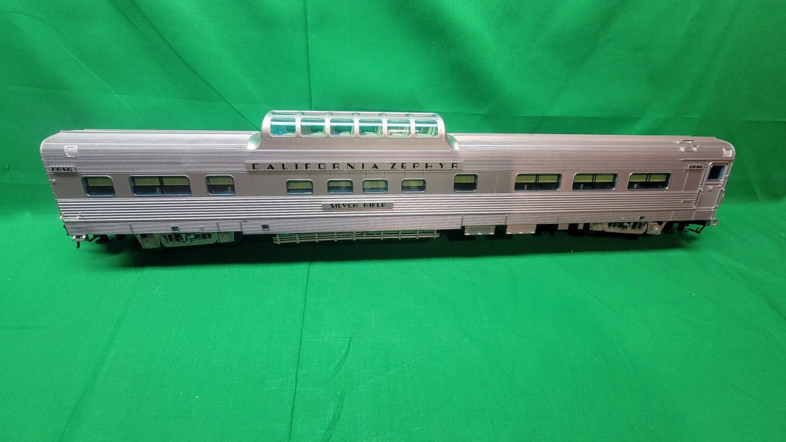 Atlas O California Zephyr CB&Q Silver Rifle Dome Car w/conductors