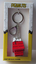 Peanuts SNOOPY ON DOG HOUSE Clip On Bag Backpack Charm  Key Ring NEW SEALED BOX
