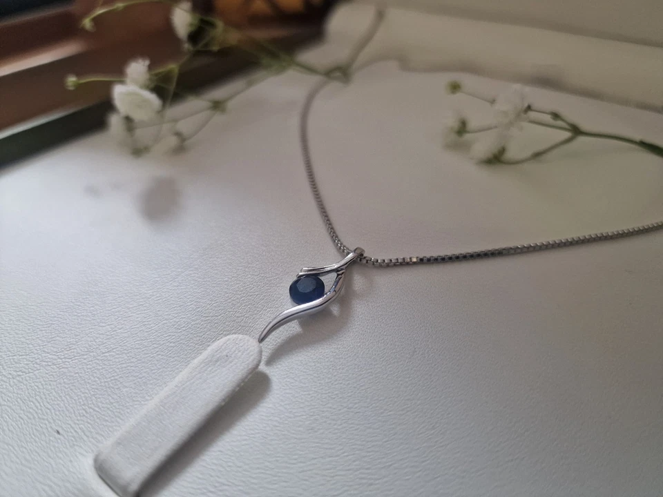 Elegante collar artístico con colgante de zafiro azul profundo con acabado en oro blanco Foto 4 de 4