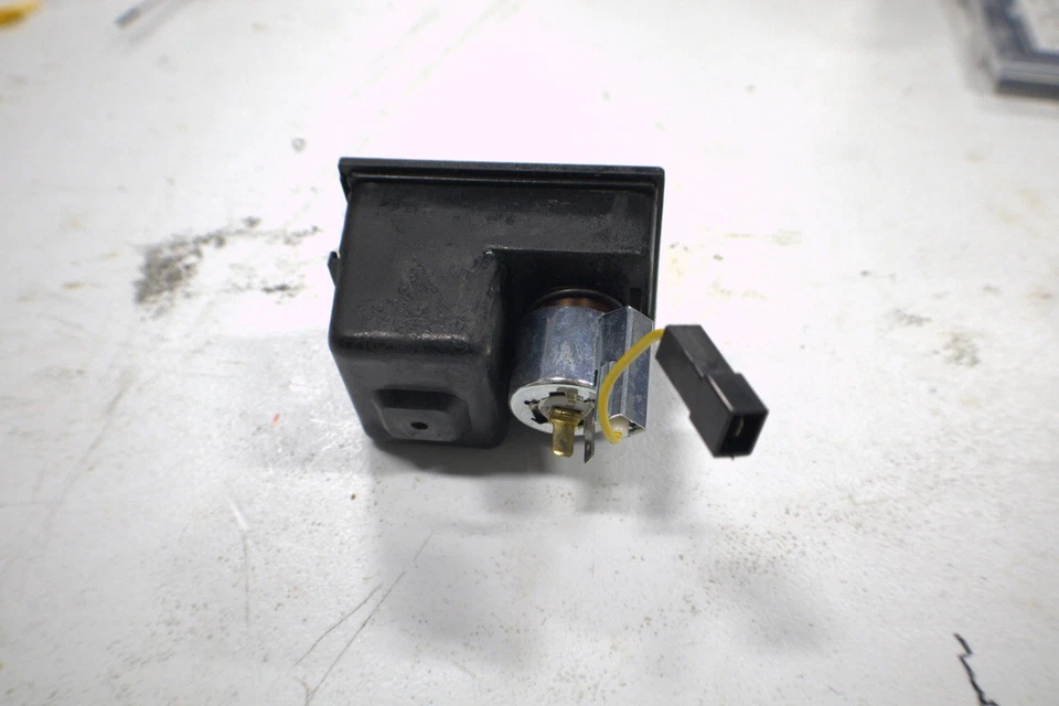 Cinzeiro Ferrari 355 360 Modena, Ferrari F430, 67505800, Ferrari 550 P/N 68401700 - Imagem 2 de 4