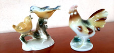 2 reizende Porzellan Tierfiguren Hahn und 2 Vögel auf Ast Porzellanmarke Krone