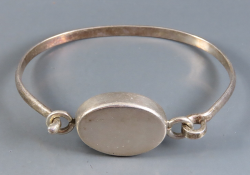 VINTAGE Taxco Mexico STERLING SILVER BRACELET Hook/Hinge Bangle OVAL PENDANT - Picture 5 of 5
