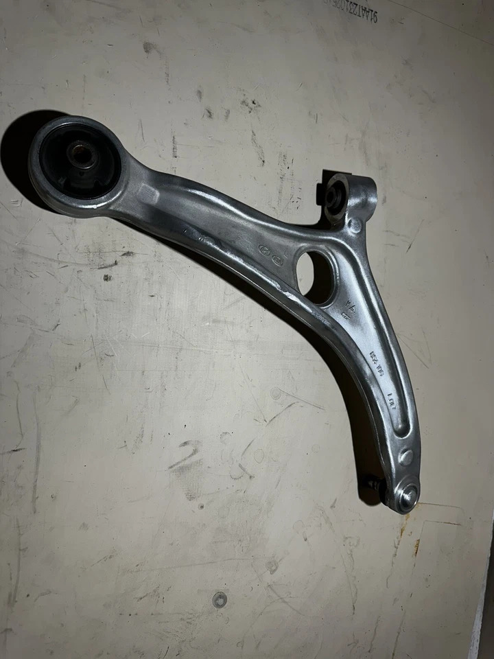 Передний нижний правый рычаг управления 2014 Kia Optima - Изображение 2 из 4