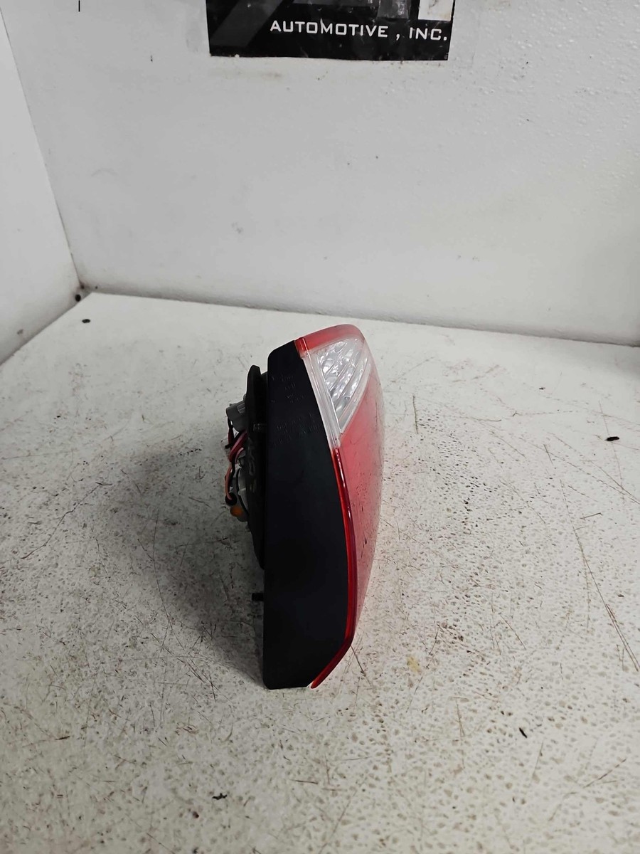 10-15 HYUNDAI TUCSON Right Tail Light Assembly Incandescent Bulb