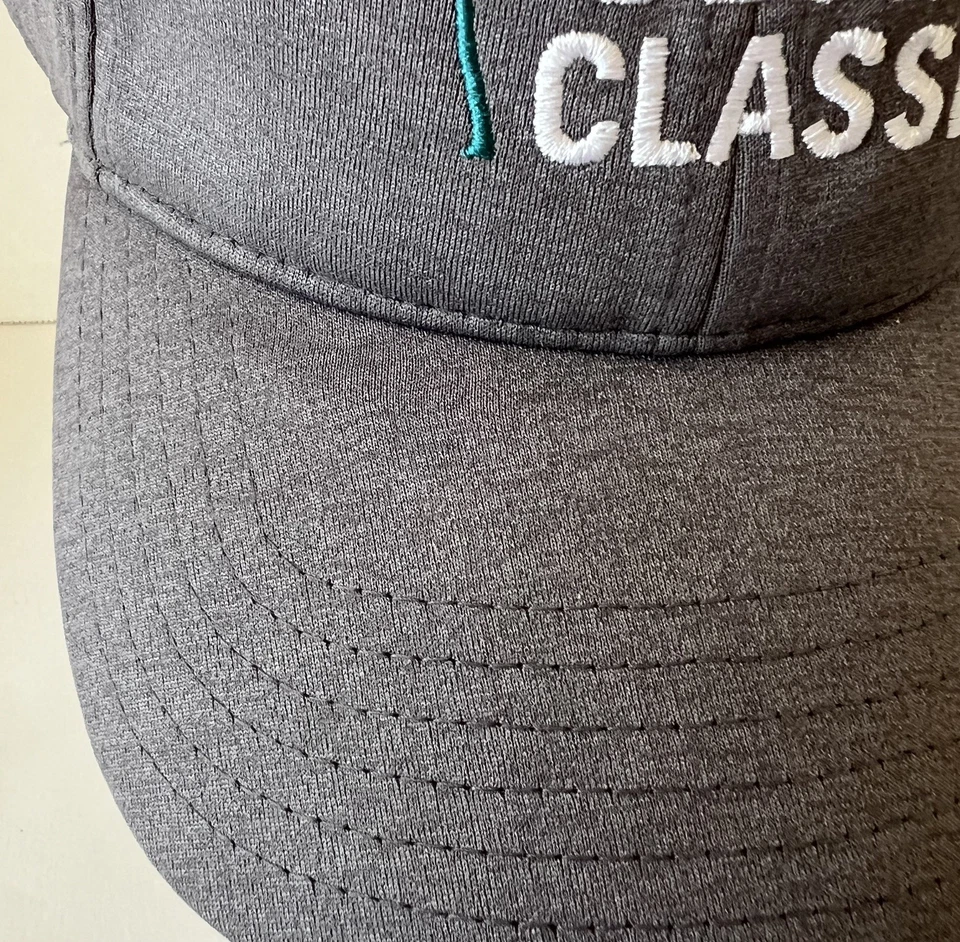 Sombrero Torneo de Golf Clásico Desert 60 Aniversario con Prendedor Voluntario Gris OSFA Foto 3 de 4