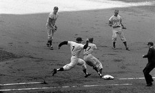 World Series, New York Yankees Mickey Mantle in action, base runni - Old Photo